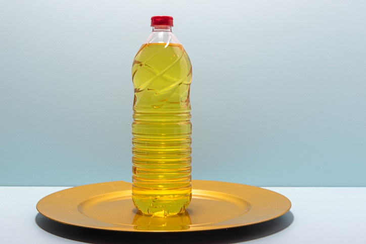 butelka oleju stojąca na talerzu